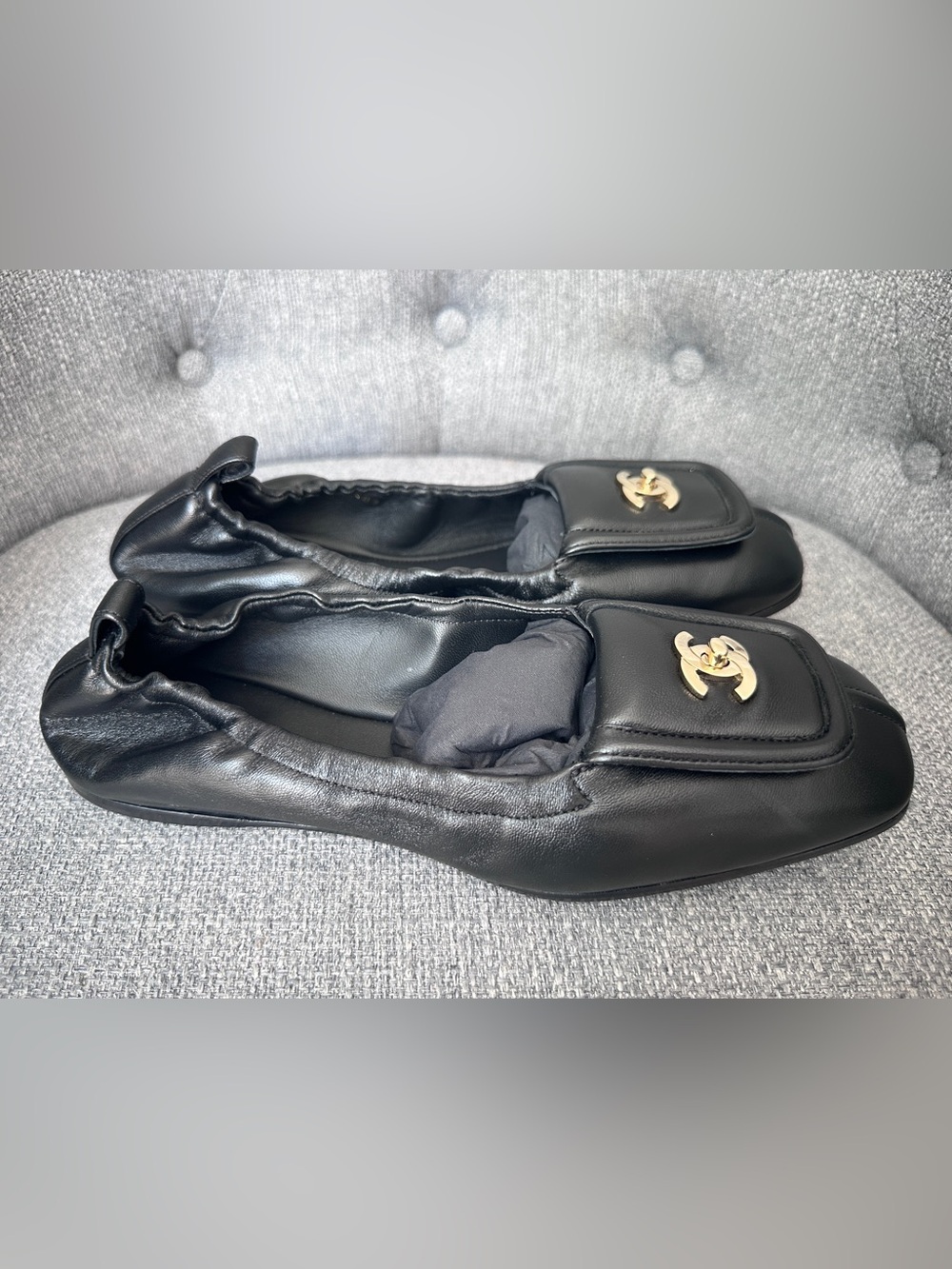 CHANEL BLAZY BLACK SQUARE TOE LEATHER CRUNCHY FLATS GOLD TURN LOCK CC LOGO 38C - Picture 4 of 14